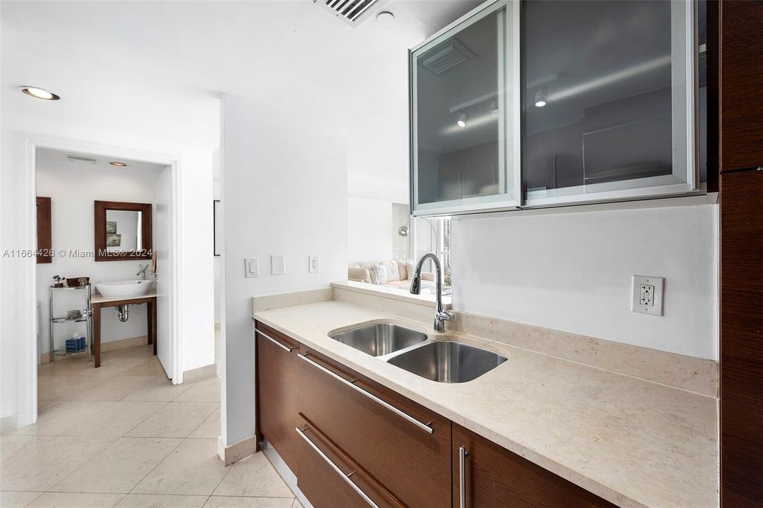 For Rent: $6,500 (1 beds, 1 baths, 851 Square Feet)