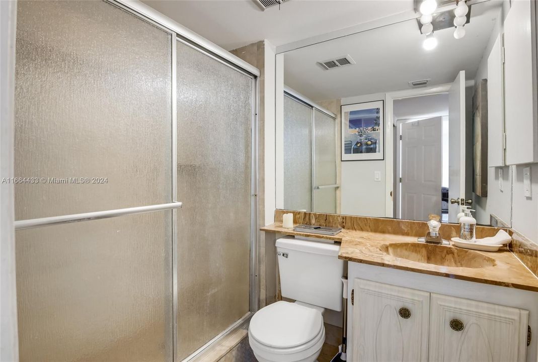 For Sale: $255,000 (2 beds, 2 baths, 996 Square Feet)