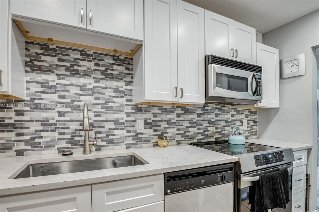 For Sale: $255,000 (2 beds, 2 baths, 996 Square Feet)