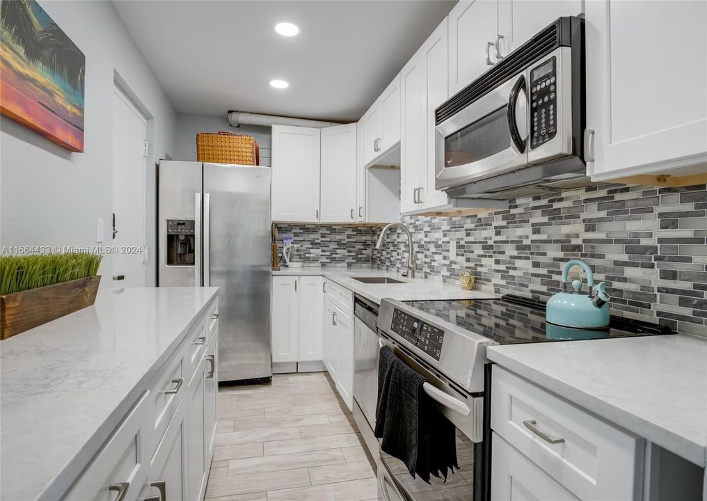 For Sale: $255,000 (2 beds, 2 baths, 996 Square Feet)