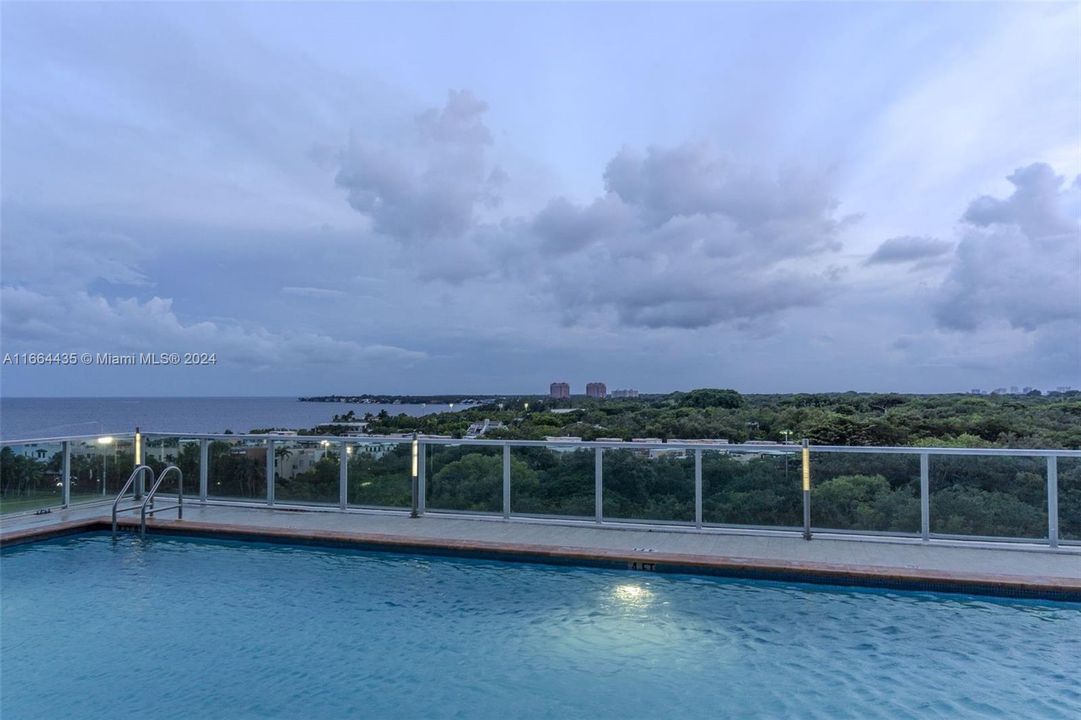 For Sale: $635,000 (1 beds, 2 baths, 686 Square Feet)