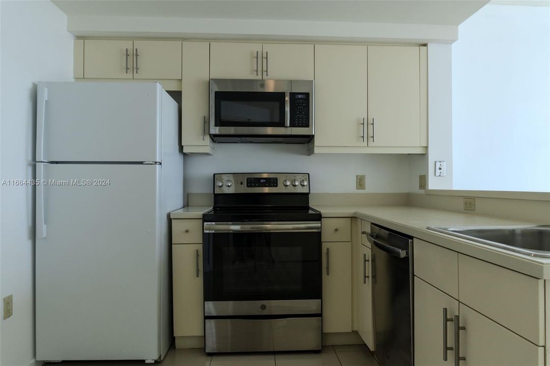 For Sale: $635,000 (1 beds, 2 baths, 686 Square Feet)