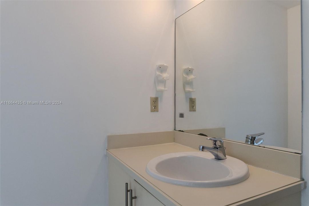 For Sale: $635,000 (1 beds, 2 baths, 686 Square Feet)