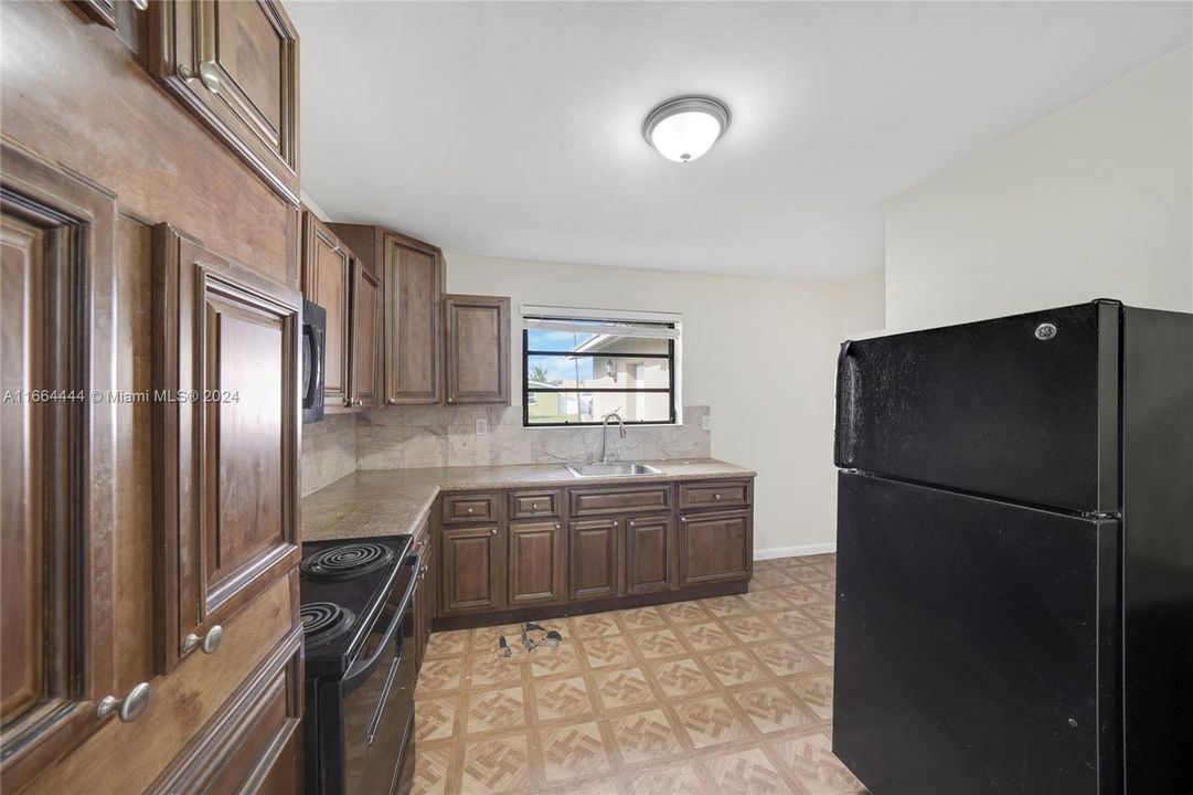 For Sale: $529,900 (4 beds, 2 baths, 1905 Square Feet)