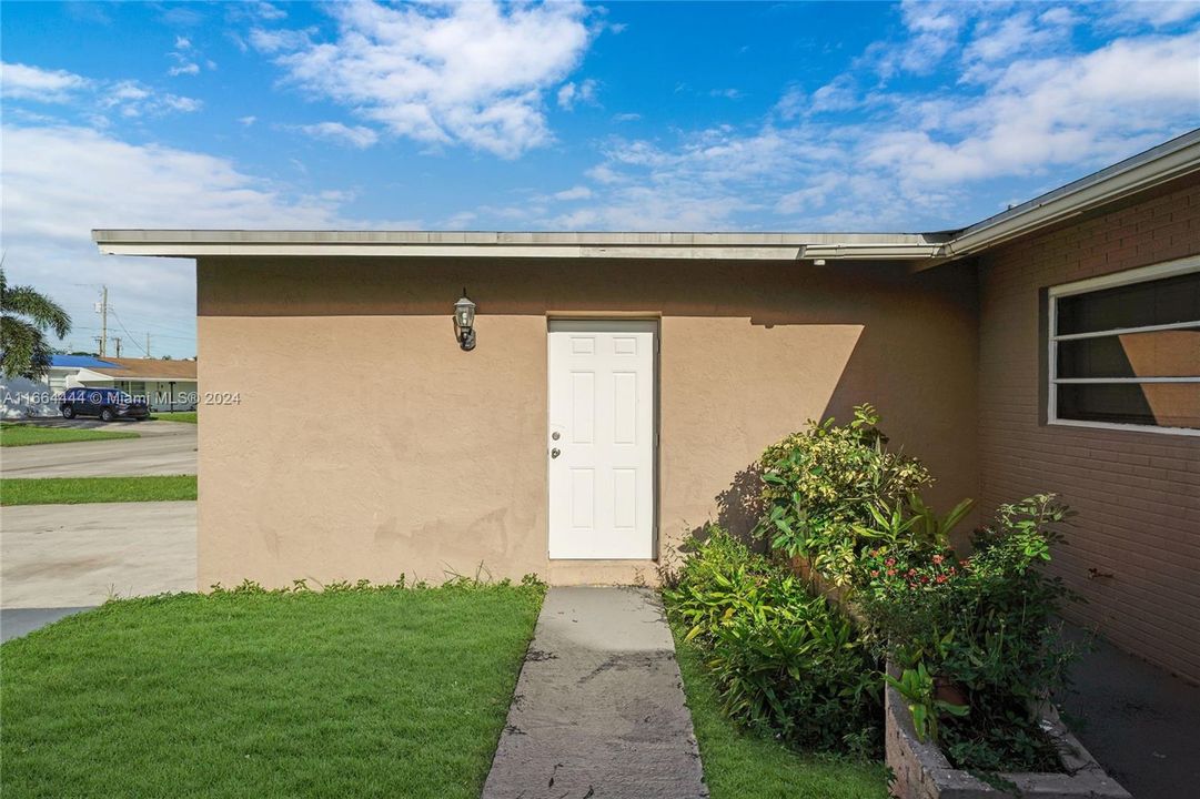 For Sale: $529,900 (4 beds, 2 baths, 1905 Square Feet)