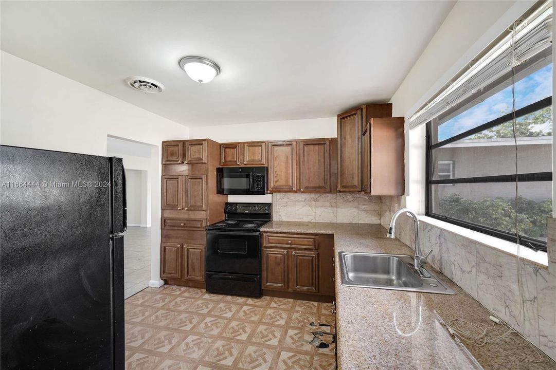 For Sale: $529,900 (4 beds, 2 baths, 1905 Square Feet)