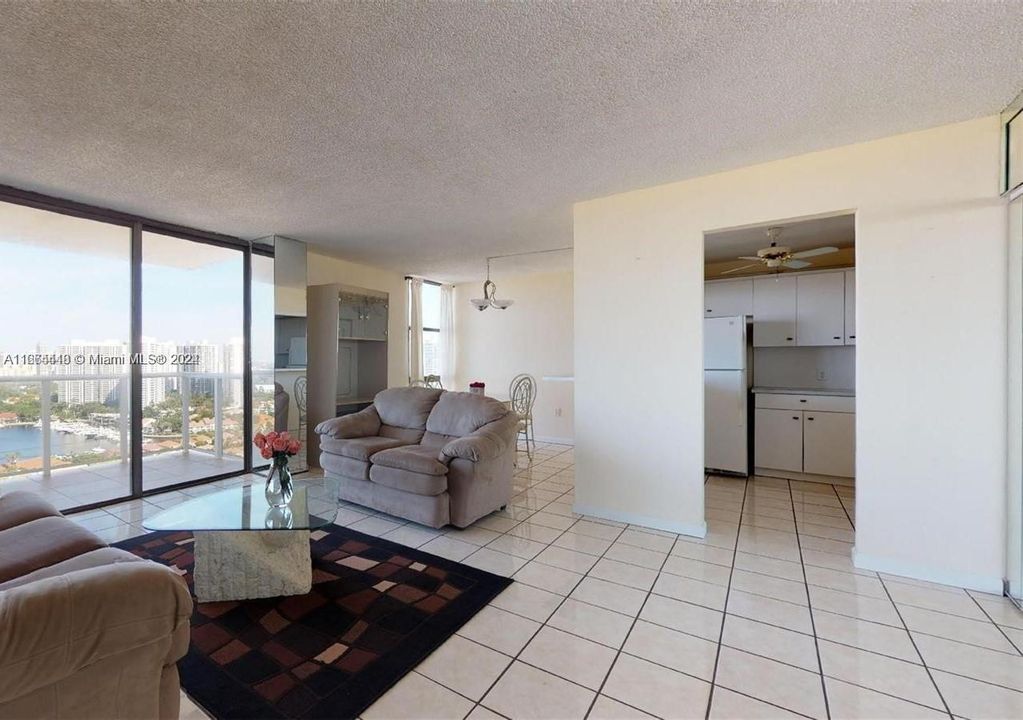 For Sale: $299,000 (1 beds, 1 baths, 896 Square Feet)