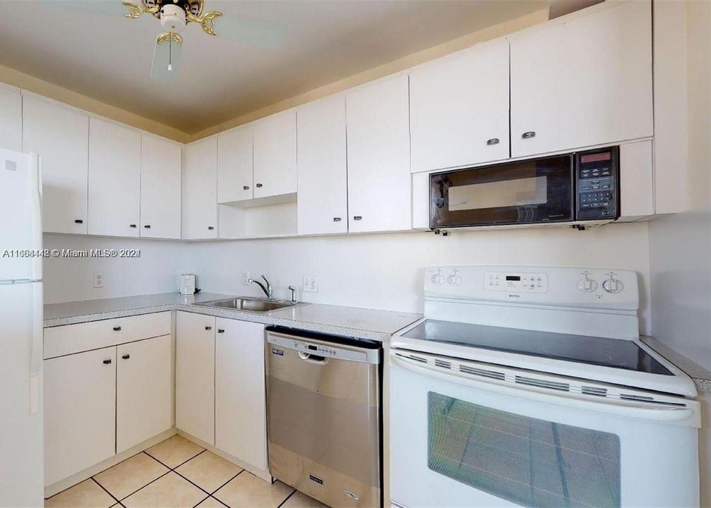 For Sale: $299,000 (1 beds, 1 baths, 896 Square Feet)