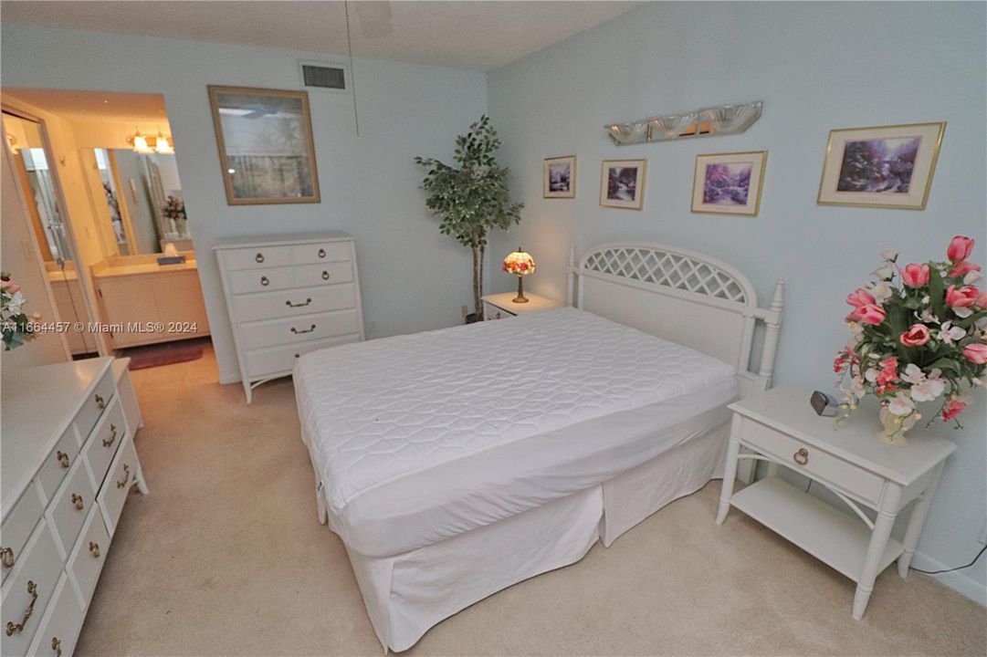 For Sale: $245,000 (2 beds, 2 baths, 880 Square Feet)