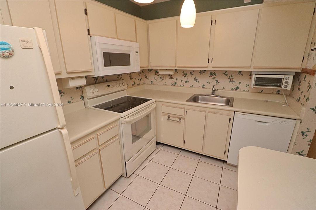 For Sale: $245,000 (2 beds, 2 baths, 880 Square Feet)