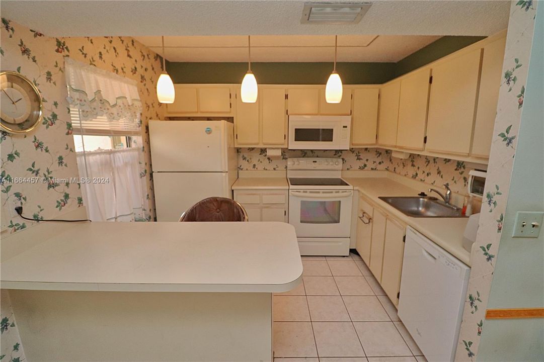 For Sale: $245,000 (2 beds, 2 baths, 880 Square Feet)