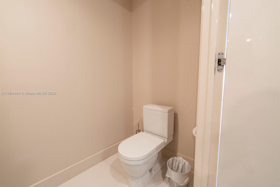 For Sale: $1,100,000 (2 beds, 2 baths, 1557 Square Feet)