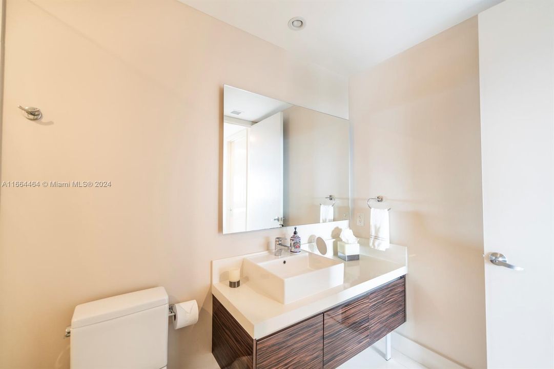 For Sale: $1,100,000 (2 beds, 2 baths, 1557 Square Feet)