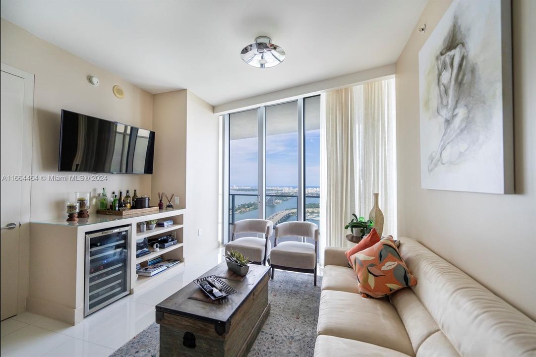 For Sale: $1,100,000 (2 beds, 2 baths, 1557 Square Feet)