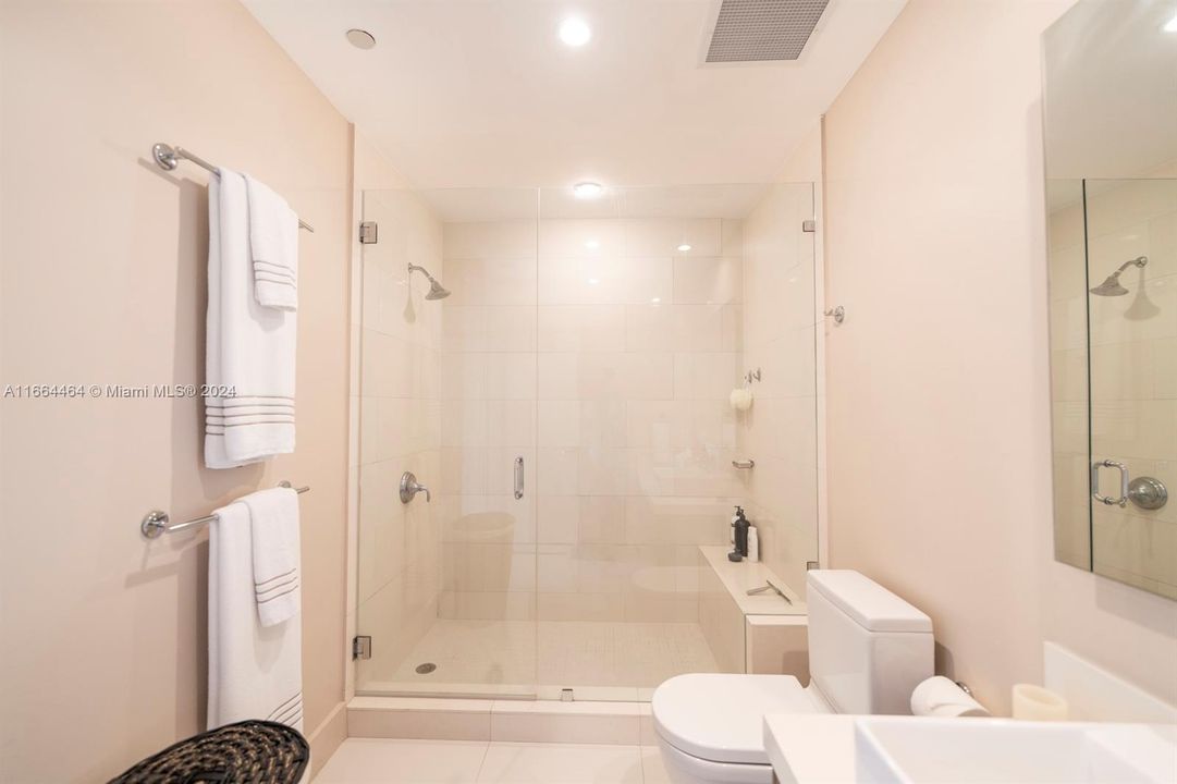 For Sale: $1,100,000 (2 beds, 2 baths, 1557 Square Feet)