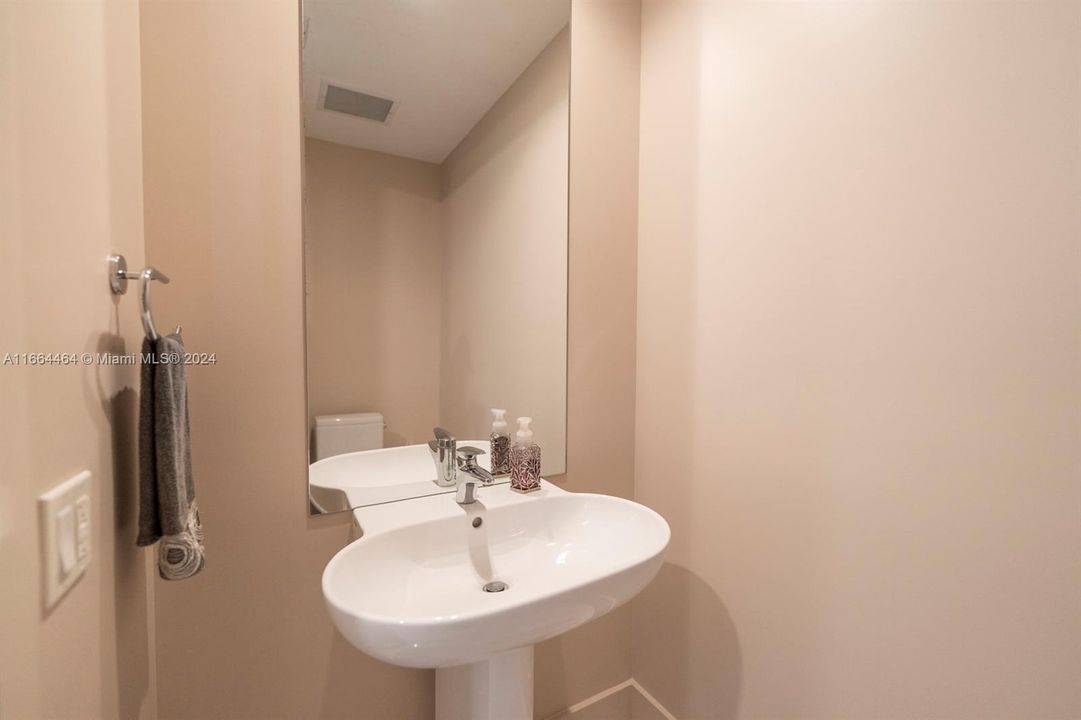 For Sale: $1,100,000 (2 beds, 2 baths, 1557 Square Feet)