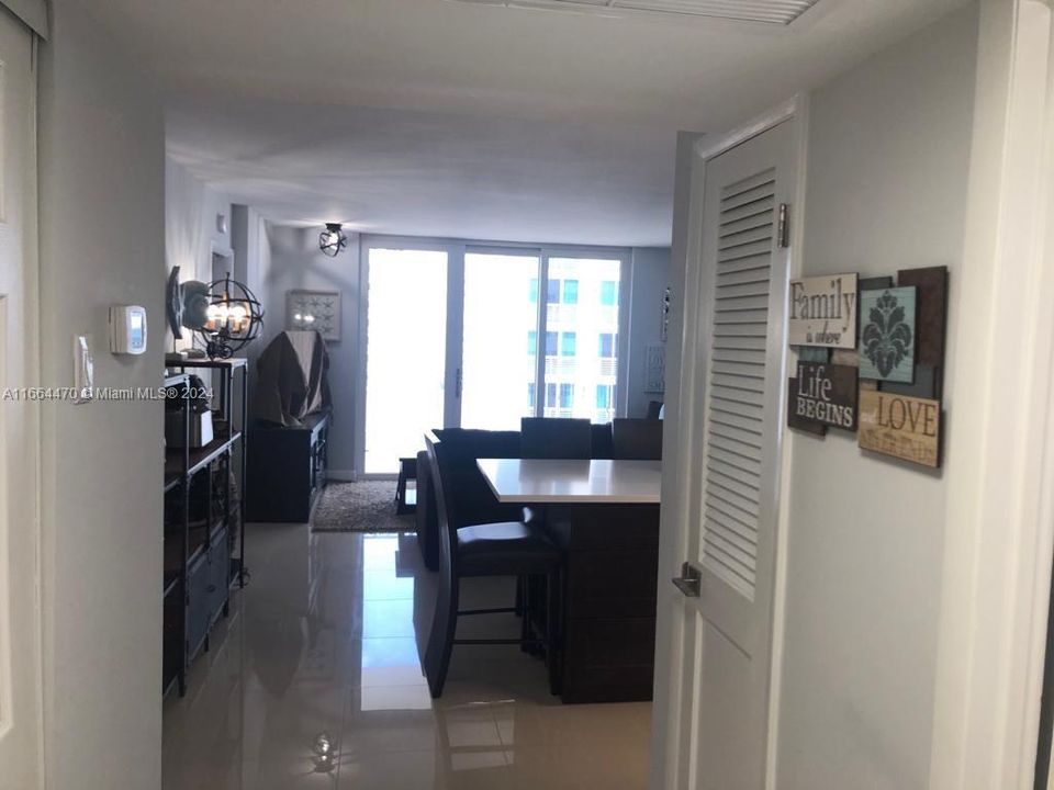 For Rent: $4,500 (2 beds, 2 baths, 950 Square Feet)