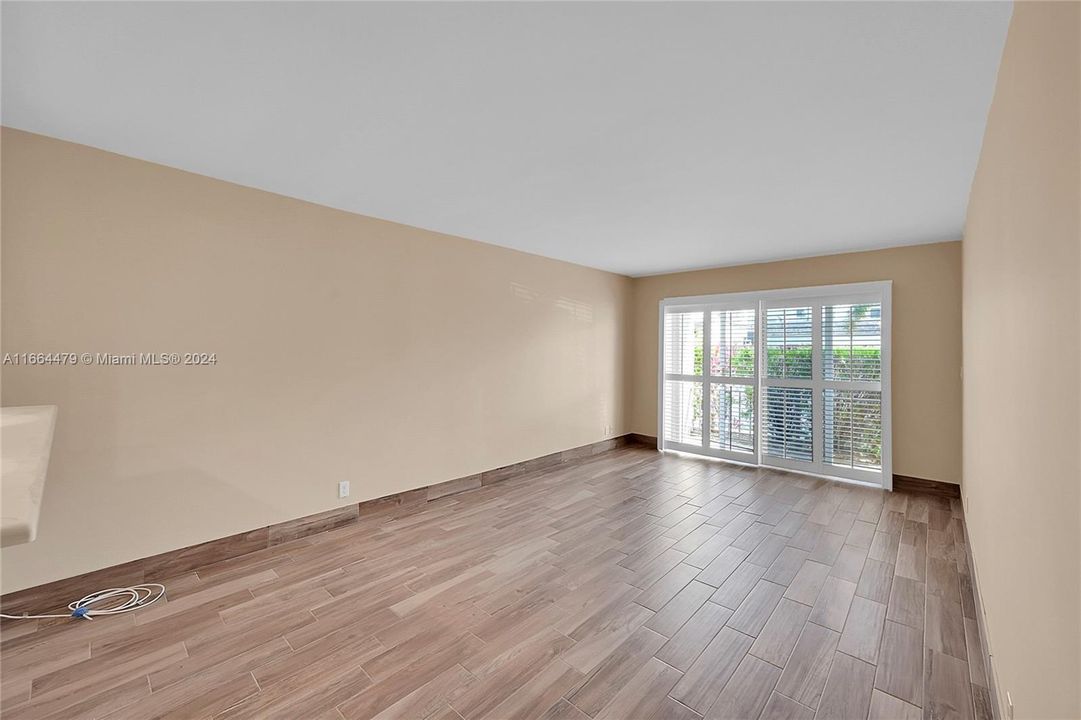 For Sale: $300,000 (2 beds, 2 baths, 1000 Square Feet)