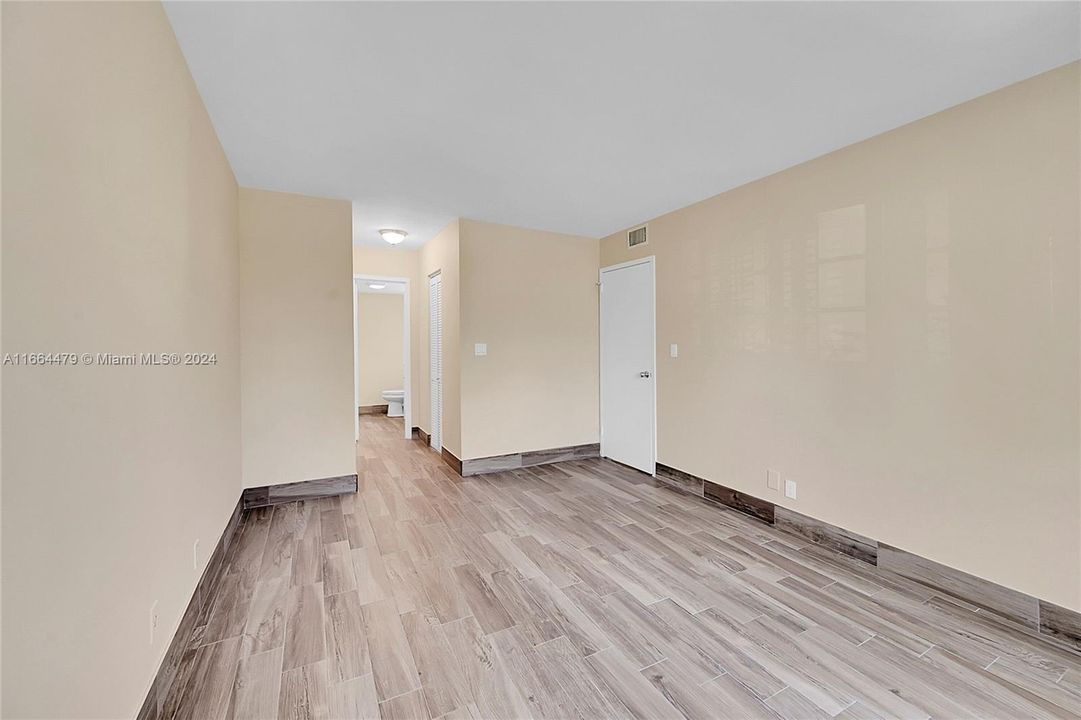 For Sale: $300,000 (2 beds, 2 baths, 1000 Square Feet)