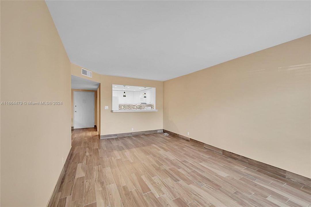 For Sale: $300,000 (2 beds, 2 baths, 1000 Square Feet)