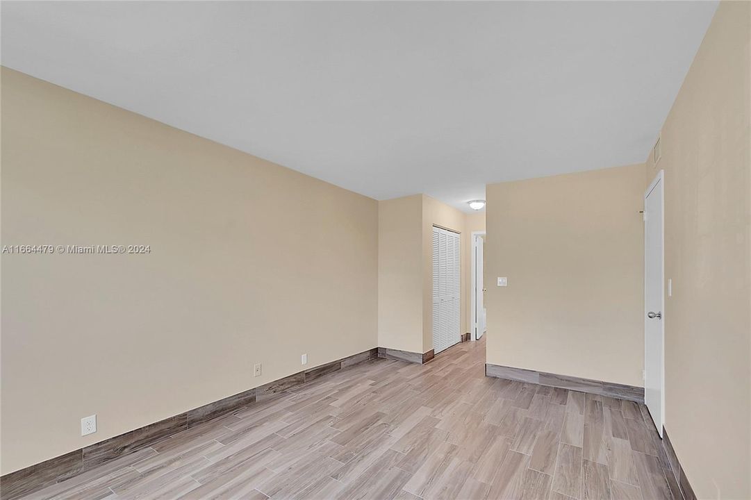 For Sale: $300,000 (2 beds, 2 baths, 1000 Square Feet)