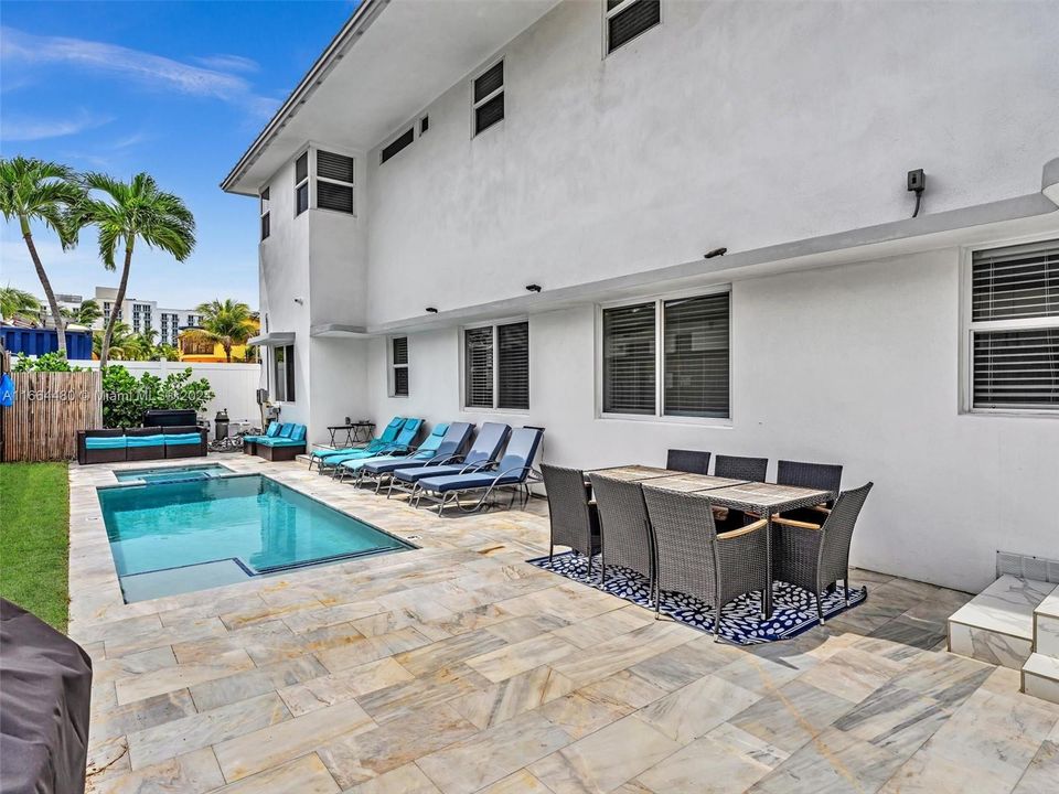 For Sale: $3,900,000 (5 beds, 4 baths, 2292 Square Feet)