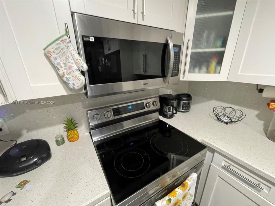 For Sale: $445,000 (2 beds, 2 baths, 991 Square Feet)