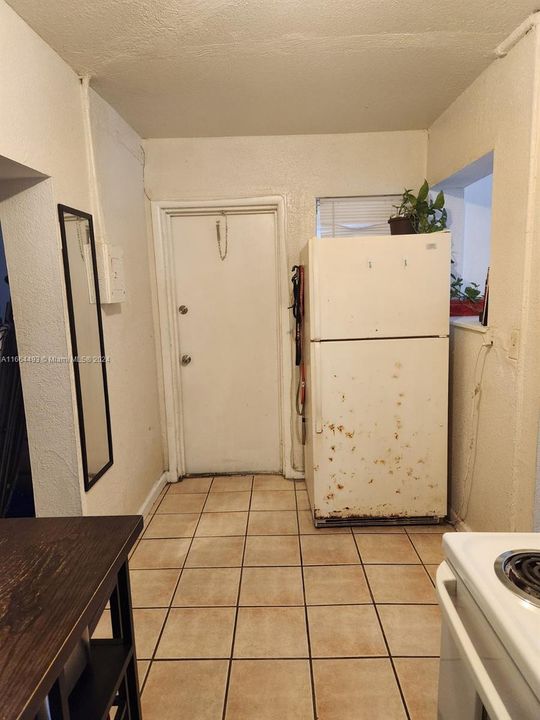 For Rent: $1,550 (1 beds, 1 baths, 5058 Square Feet)