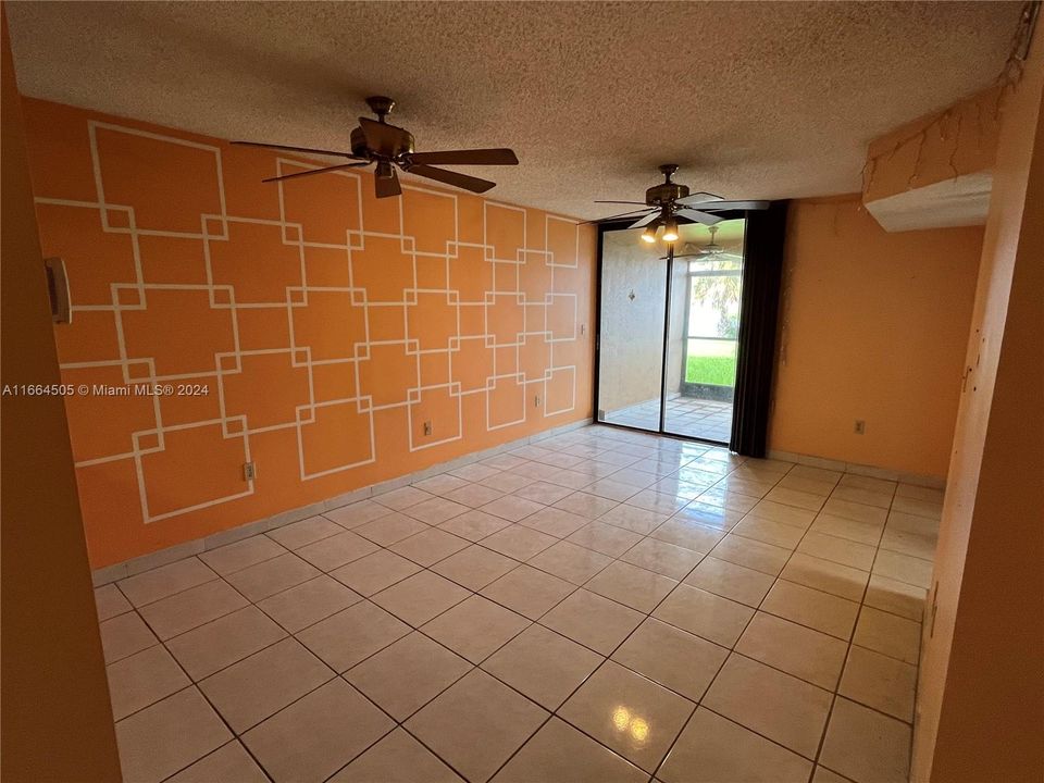 For Sale: $290,000 (2 beds, 1 baths, 850 Square Feet)