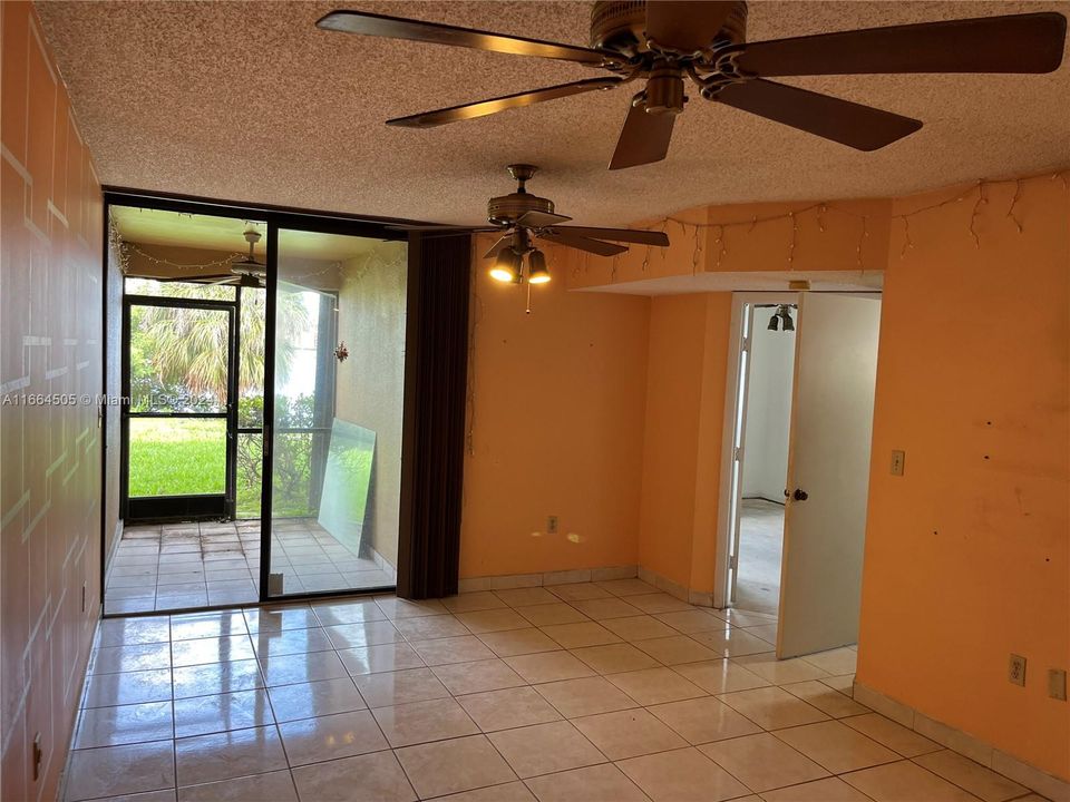 For Sale: $290,000 (2 beds, 1 baths, 850 Square Feet)