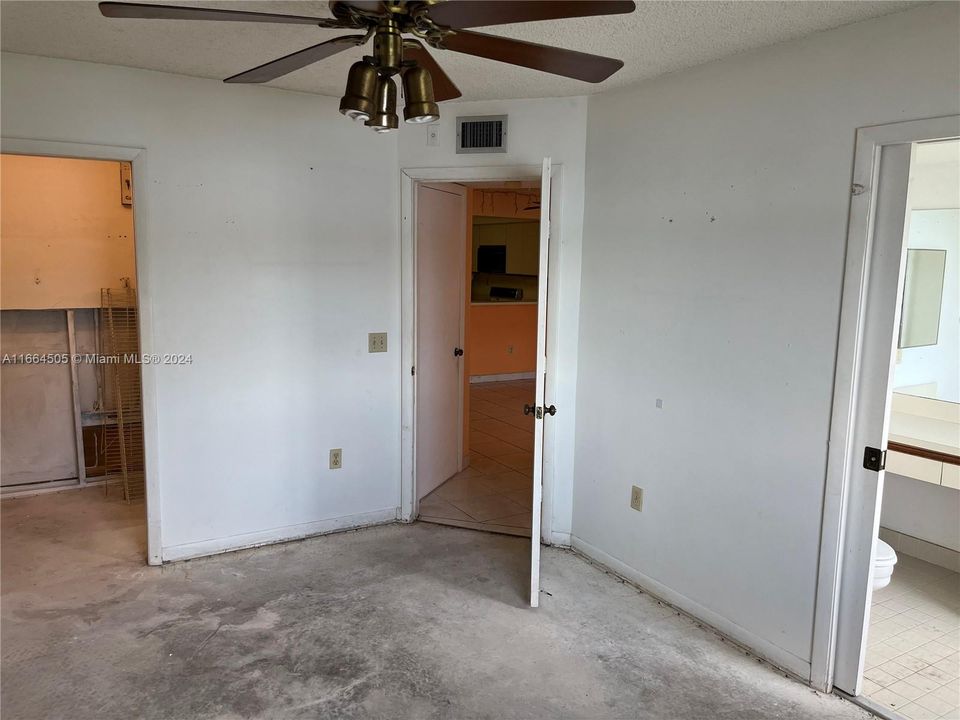 For Sale: $290,000 (2 beds, 1 baths, 850 Square Feet)