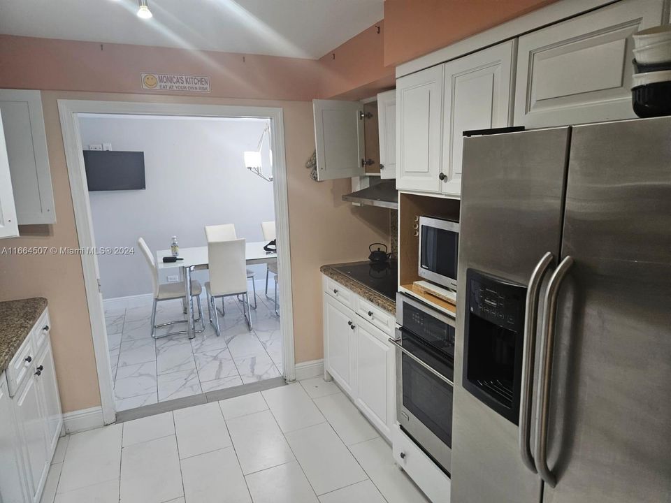 En Venta: $389,900 (3 camas, 3 baños, 1950 Pies cuadrados)