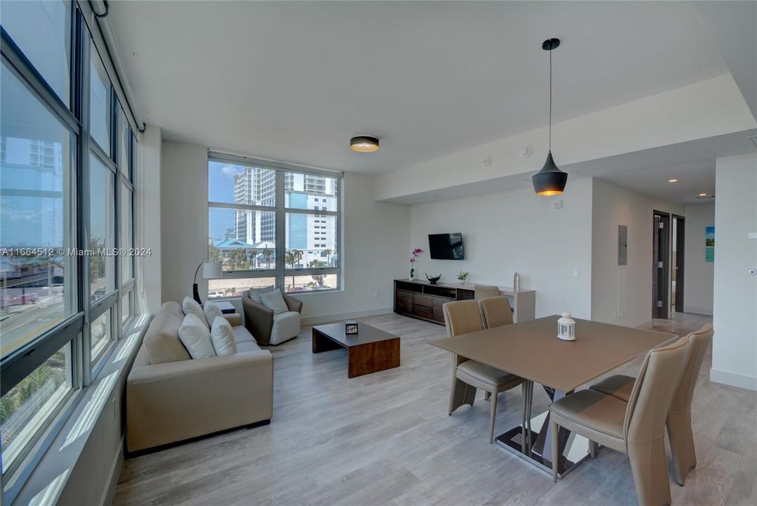 For Sale: $625,000 (2 beds, 1 baths, 922 Square Feet)