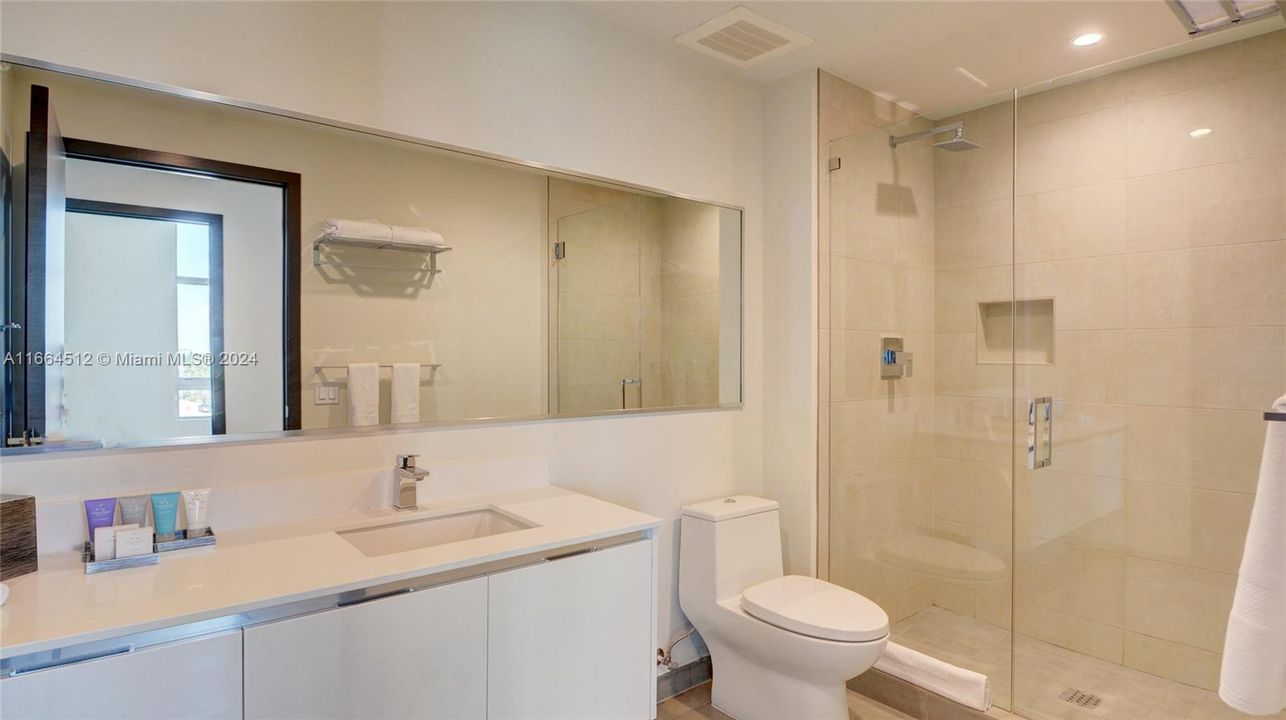 For Sale: $625,000 (2 beds, 1 baths, 922 Square Feet)