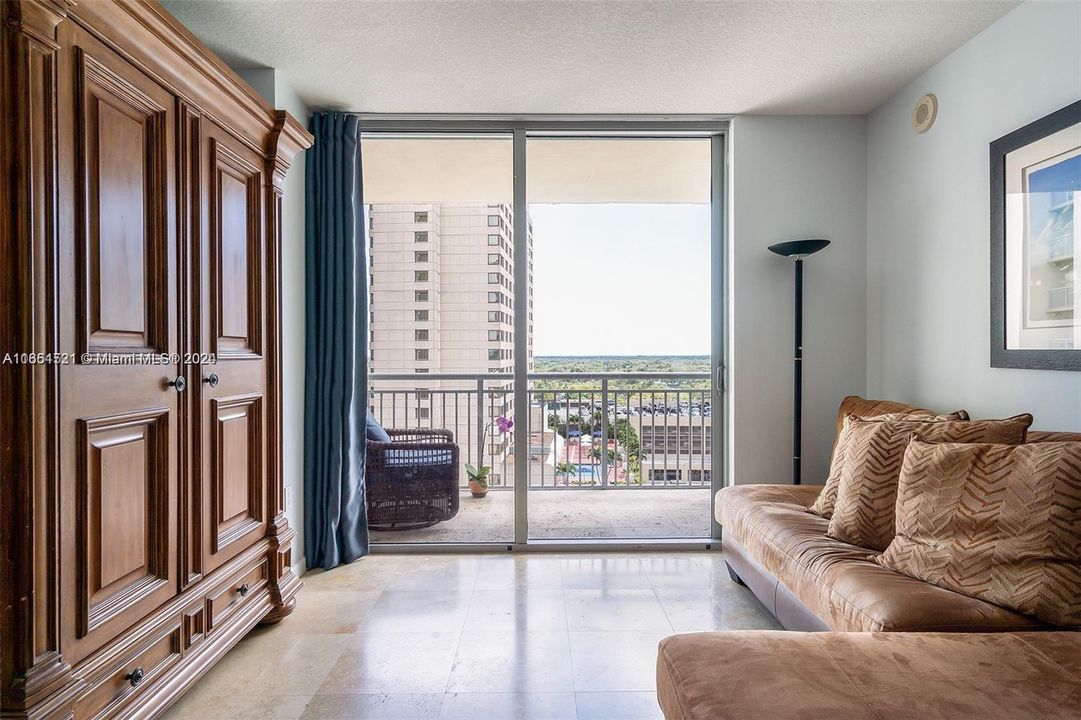 For Sale: $359,000 (1 beds, 1 baths, 797 Square Feet)