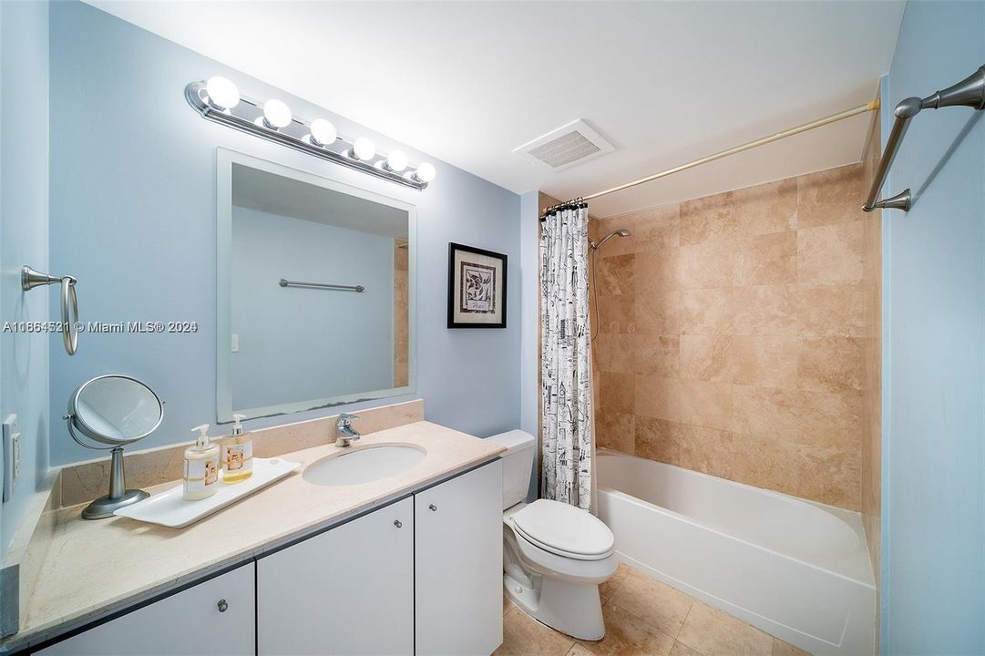 For Sale: $359,000 (1 beds, 1 baths, 797 Square Feet)