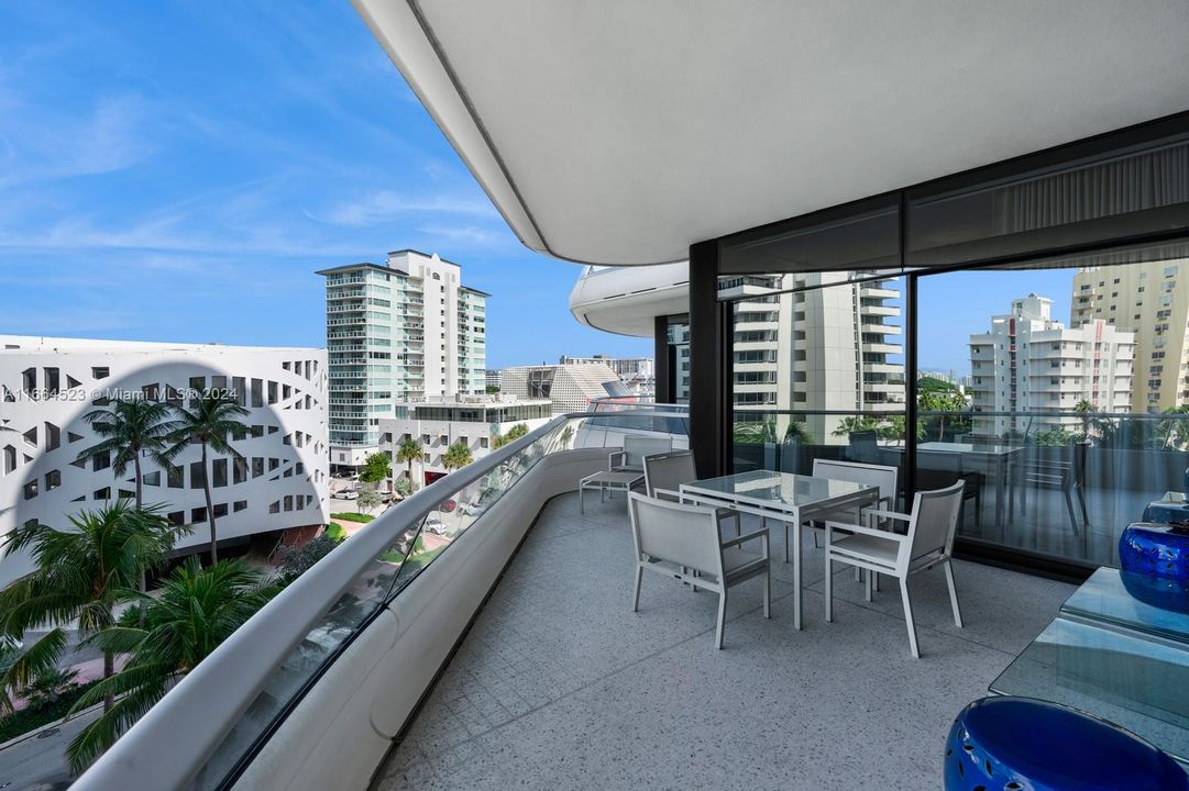 For Sale: $3,555,000 (1 beds, 2 baths, 1185 Square Feet)