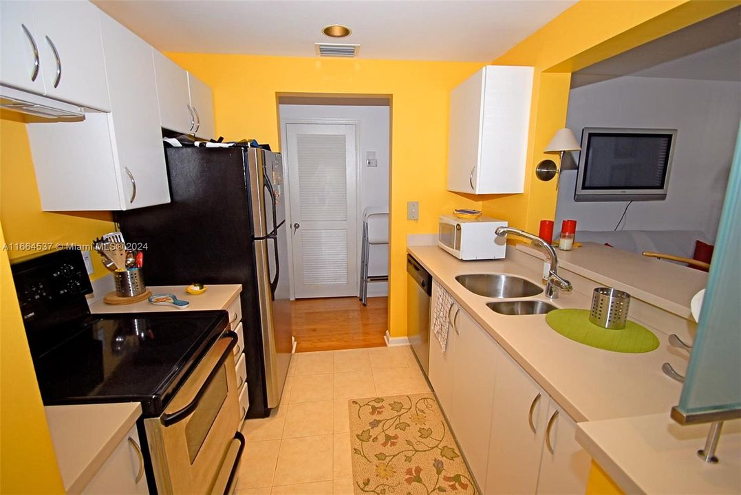 For Sale: $285,000 (1 beds, 1 baths, 560 Square Feet)