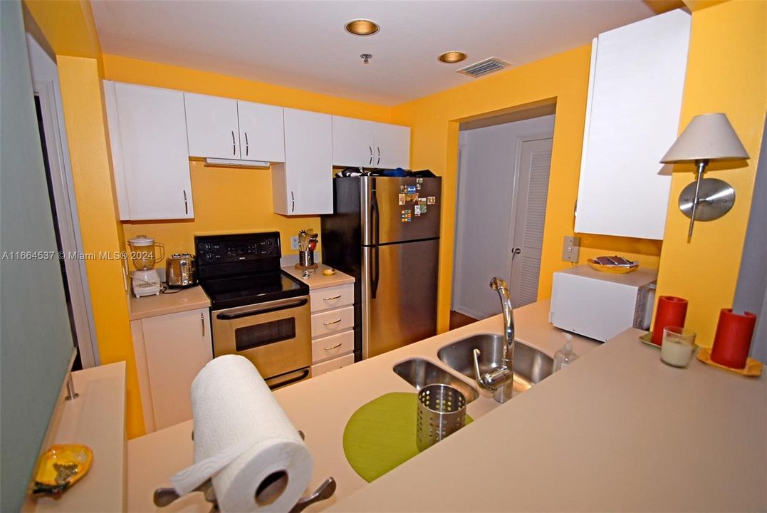 For Sale: $285,000 (1 beds, 1 baths, 560 Square Feet)