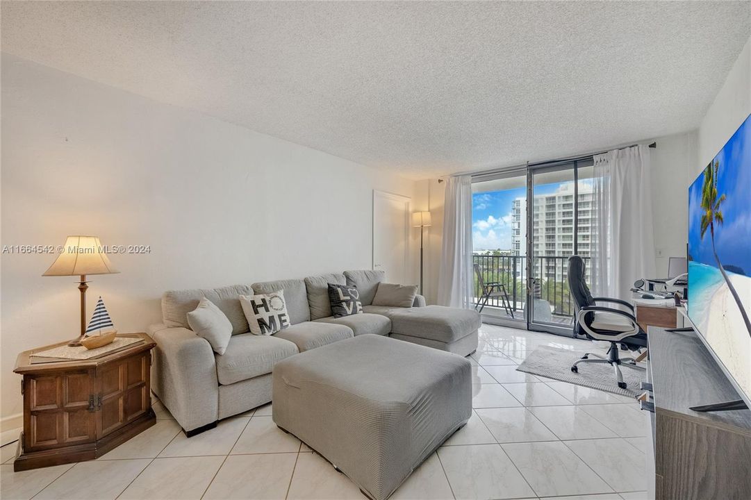 For Sale: $768,000 (2 beds, 2 baths, 1024 Square Feet)