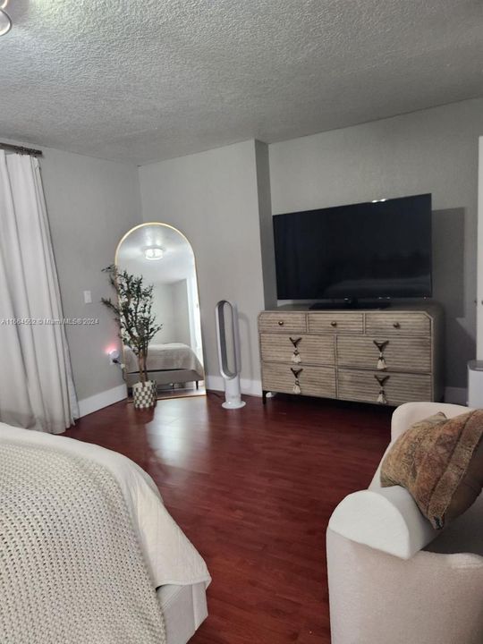 For Rent: $2,700 (2 beds, 1 baths, 1010 Square Feet)