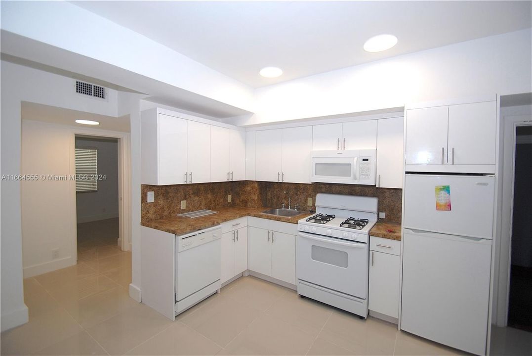 For Rent: $2,800 (2 beds, 2 baths, 696 Square Feet)