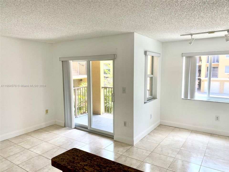 For Rent: $1,750 (1 beds, 1 baths, 687 Square Feet)