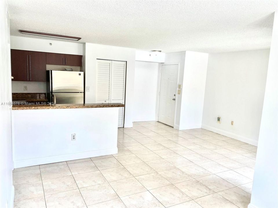 For Rent: $1,750 (1 beds, 1 baths, 687 Square Feet)