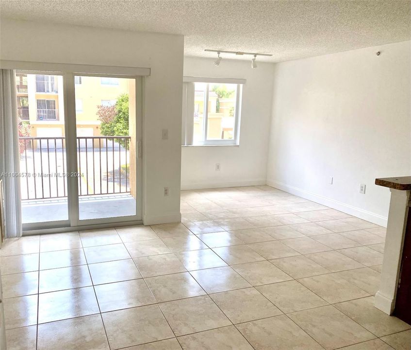 For Rent: $1,750 (1 beds, 1 baths, 687 Square Feet)