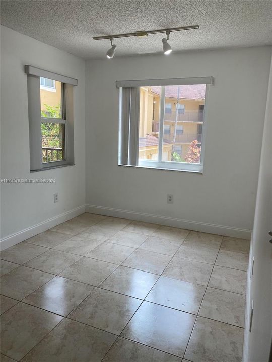 For Rent: $1,750 (1 beds, 1 baths, 687 Square Feet)