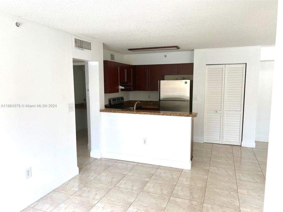 For Rent: $1,750 (1 beds, 1 baths, 687 Square Feet)