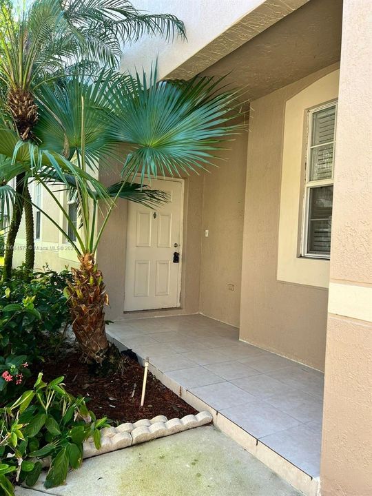 For Rent: $3,600 (4 beds, 2 baths, 1737 Square Feet)