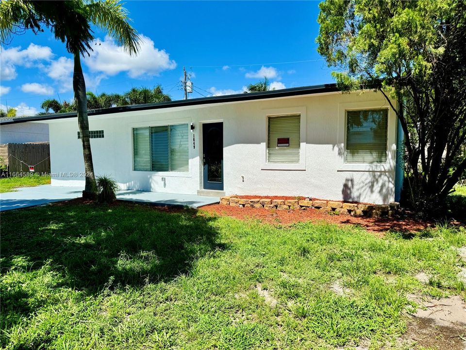 For Sale: $486,900 (3 beds, 2 baths, 893 Square Feet)