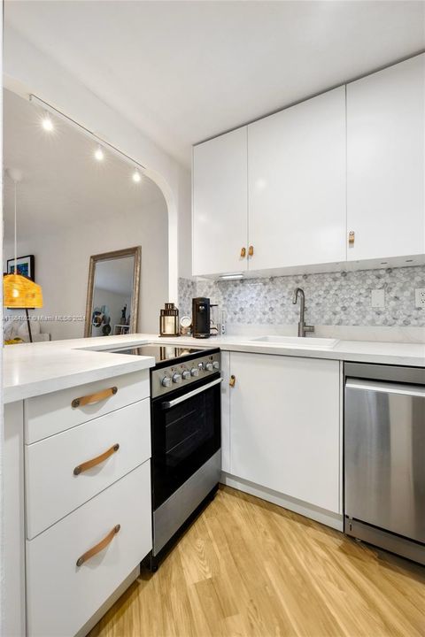 For Sale: $479,000 (1 beds, 1 baths, 726 Square Feet)